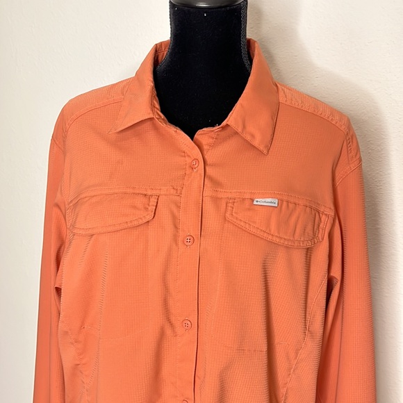 Columbia coral button up women’s top. Velcro breast pockets. Size tag removed - Picture 3 of 11
